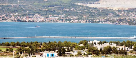 Un pueblo costero con un puerto deportivo, edificios y un puente.