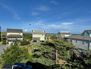 Ein Küstenwohngebiet mit Häusern, blauem Himmel und einem fliegenden Vogel.