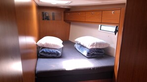 Room - Sun-Kissed Sailing Adventure in Islas Sarónicas (Alimos)