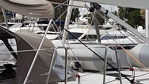 A sailboat with a website address visible on the mast. - Sun-Kissed Sailing Adventure in Islas Sarónicas (Alimos)