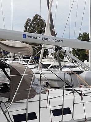 Eine Segelyacht, auf dem Mast ist eine Webadresse sichtbar.