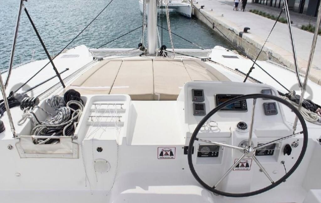 Das Deck eines Bootes mit Steuer, Bedienfeldern und einem Netz zur Festlegung.
