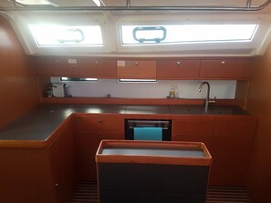 Private kitchen - Sun-Kissed Sailing Adventure in Northern Croatia (Punat)
