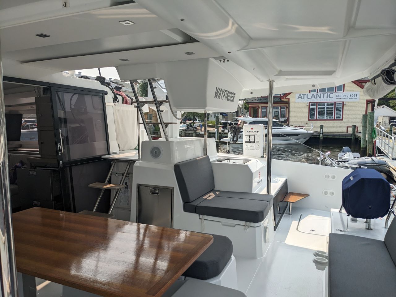 L’intérieur d’un bateau comprend un coin salon, une petite table et un barbecue.