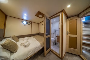 Ein Schlafzimmer mit Bett, Bad und Kleiderschrank.