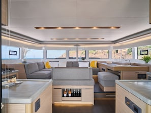 Ein modernes Interieur mit einer Couch, einem Essbereich und einer Küche.