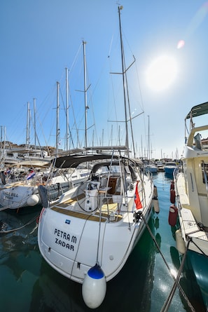 Ein Yachthafen mit mehreren Segelbooten, darunter ein Boot namens 'PETRA M ZADAR'.