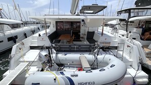 Ein Boot mit überdachtem Sitzbereich, Steuer und dem Schriftzug 'HIGHFIELD' an der Seite.