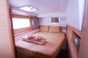 Cabaña compacta y bien iluminada con una cama litera, un ventanal pequeño y una estantería con una lata.