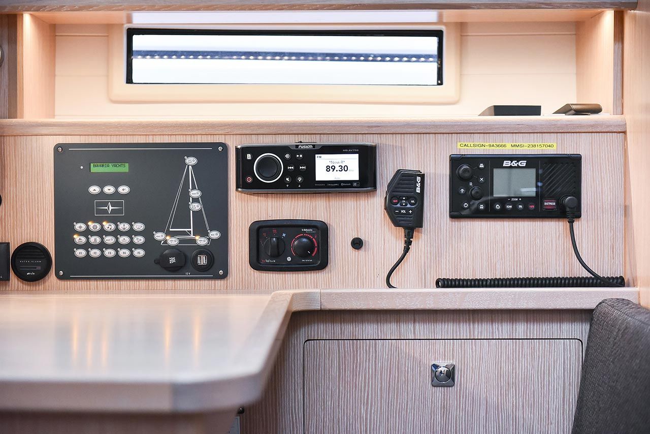 En kontrollpanel med olika knappar, en display som visar siffran ’89.30’ och en B&G-radiomottagare.