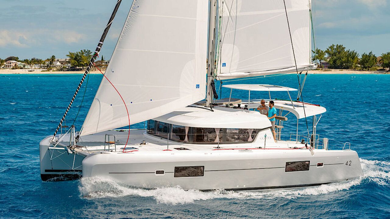 Eine Segelyacht mit Kabine, Deck und Blick auf das Meer.