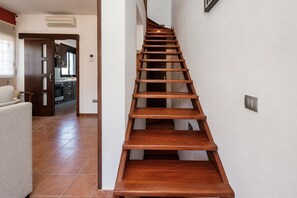 A wooden staircase in a residential interior. - GuestReady - Villa Datana with Pool (Mogán)
