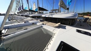 En lysthavn med flere sejlbåde i havnen, med et overdækket område og vandlinje.
