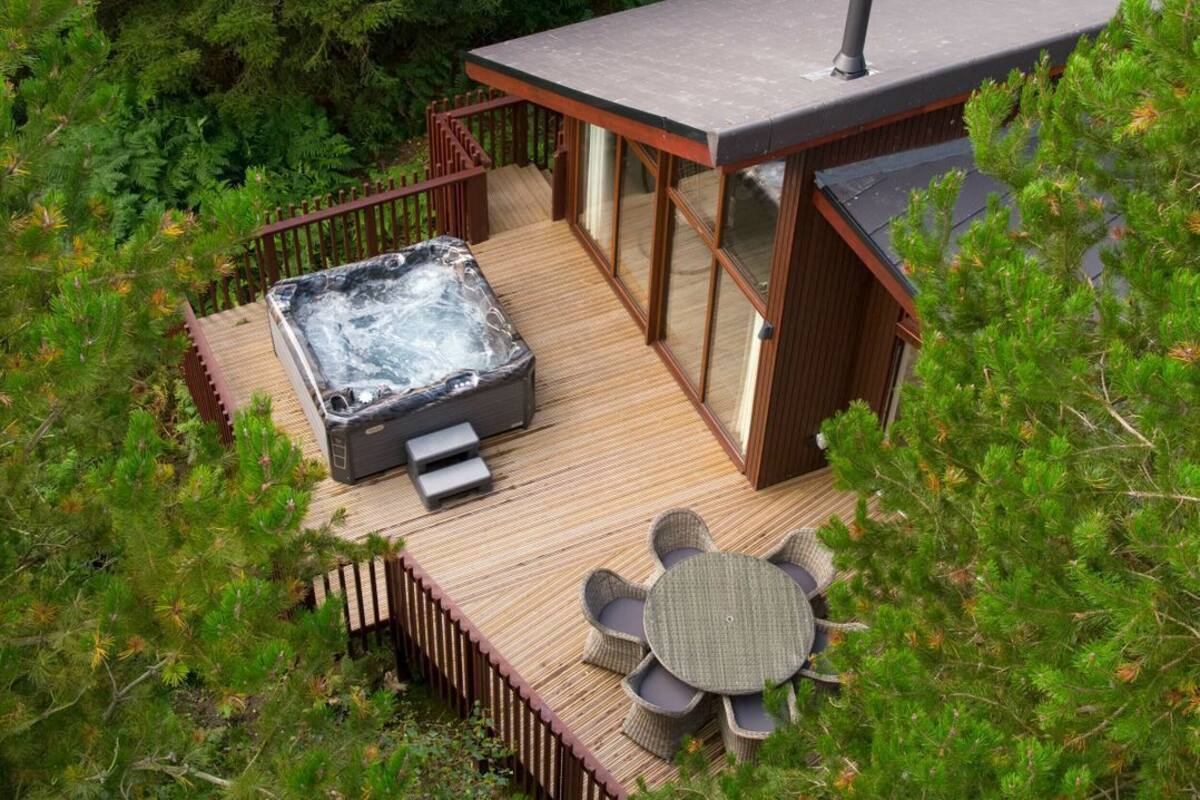Studio (2 Bedrooms) | Front of property