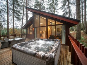 Studio (2 Bedrooms) | Front of property