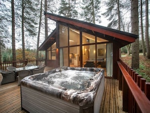 Studio (3 Bedrooms) | Front of property