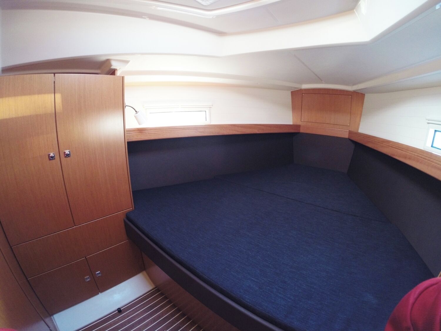 Uma cabana compacta com beliche, espaço de armazenamento embutido e claraboia.