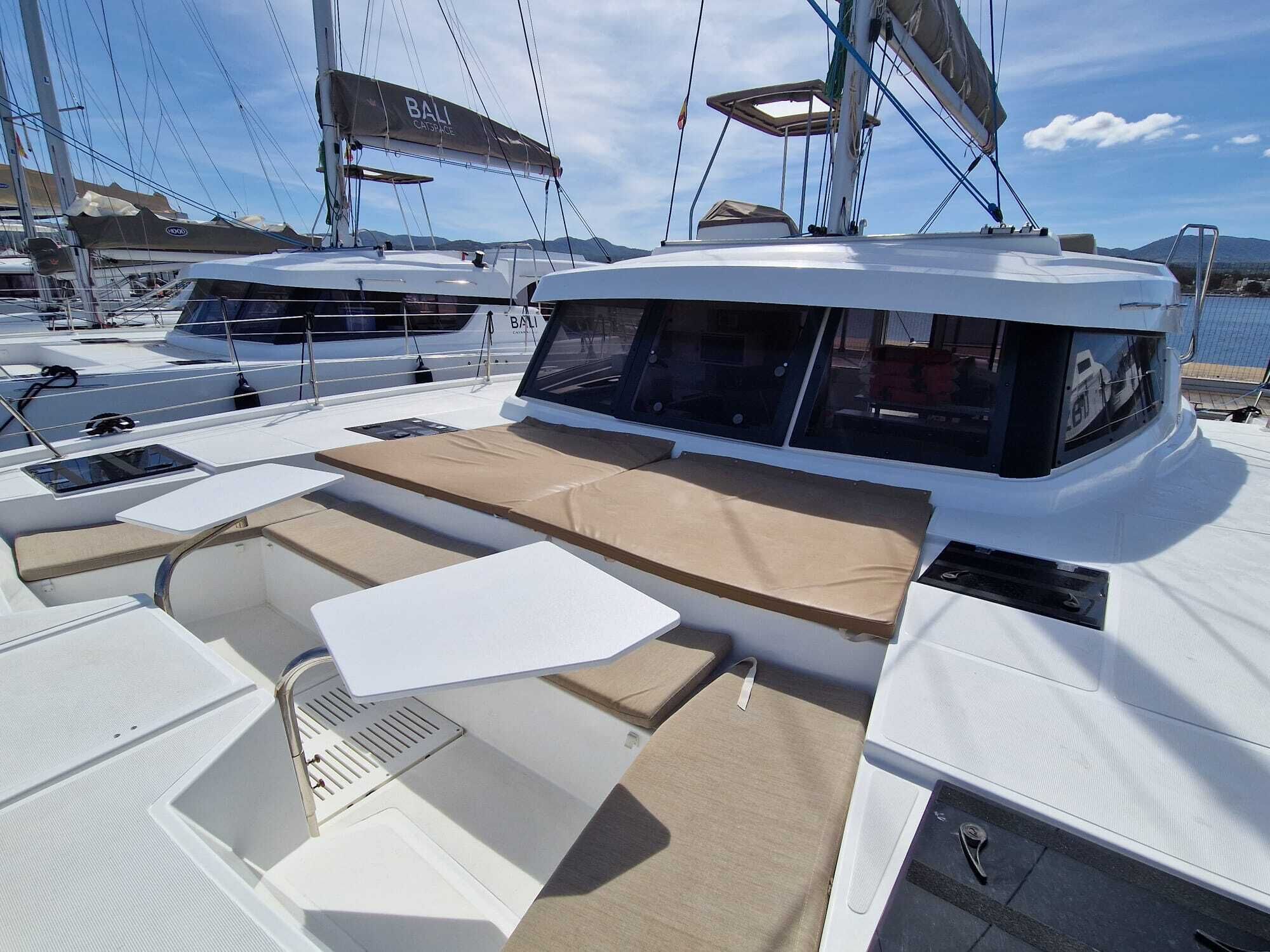 Eine Segelyacht mit überdachtem Deckbereich und einem Fenster, mit dem Schriftzug 'BALI CATSPACE'.