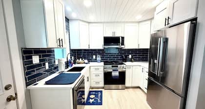 Beach Retreat, Fully Stocked Luxury Villa. Walk to Beach, Live Music & Dining