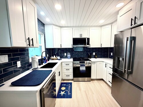 July 2026 Luxury Beach Retreat. Walk to Beach, Live Music, Bars & Dining