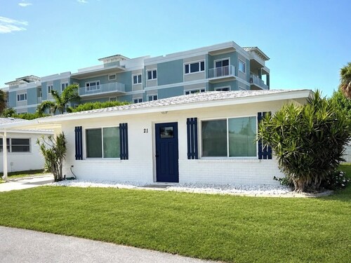 Fully Stocked Luxury Beach Retreat. Walk to Beach, Live Music, Bars & Dining