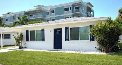 Fully Stocked Luxury Beach Retreat. Walk to Beach, Live Music, Bars & Dining