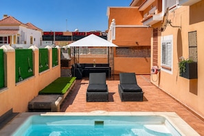 A pool area with lounge chairs, a barbecue grill, and a covered seating area. - GuestReady - Retreat with Private Pool (Caleta de Fuste)