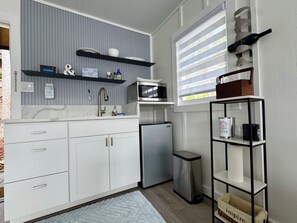Private kitchen - Delightful lake cabin minutes from Stone Mountain (Snellville)