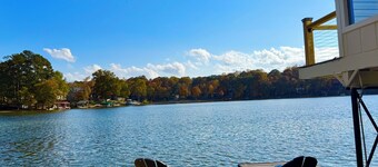 Lakehouse getaway minutes from Stone Mountain