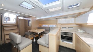 Kompakt autocamper-indretning med kitchenette, siddeområde og skydelugt.