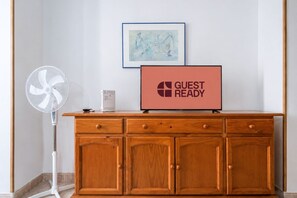 Ein Holzschrank mit einem Rahmen um ein Schild, auf dem ‘GUEST READY’ steht.