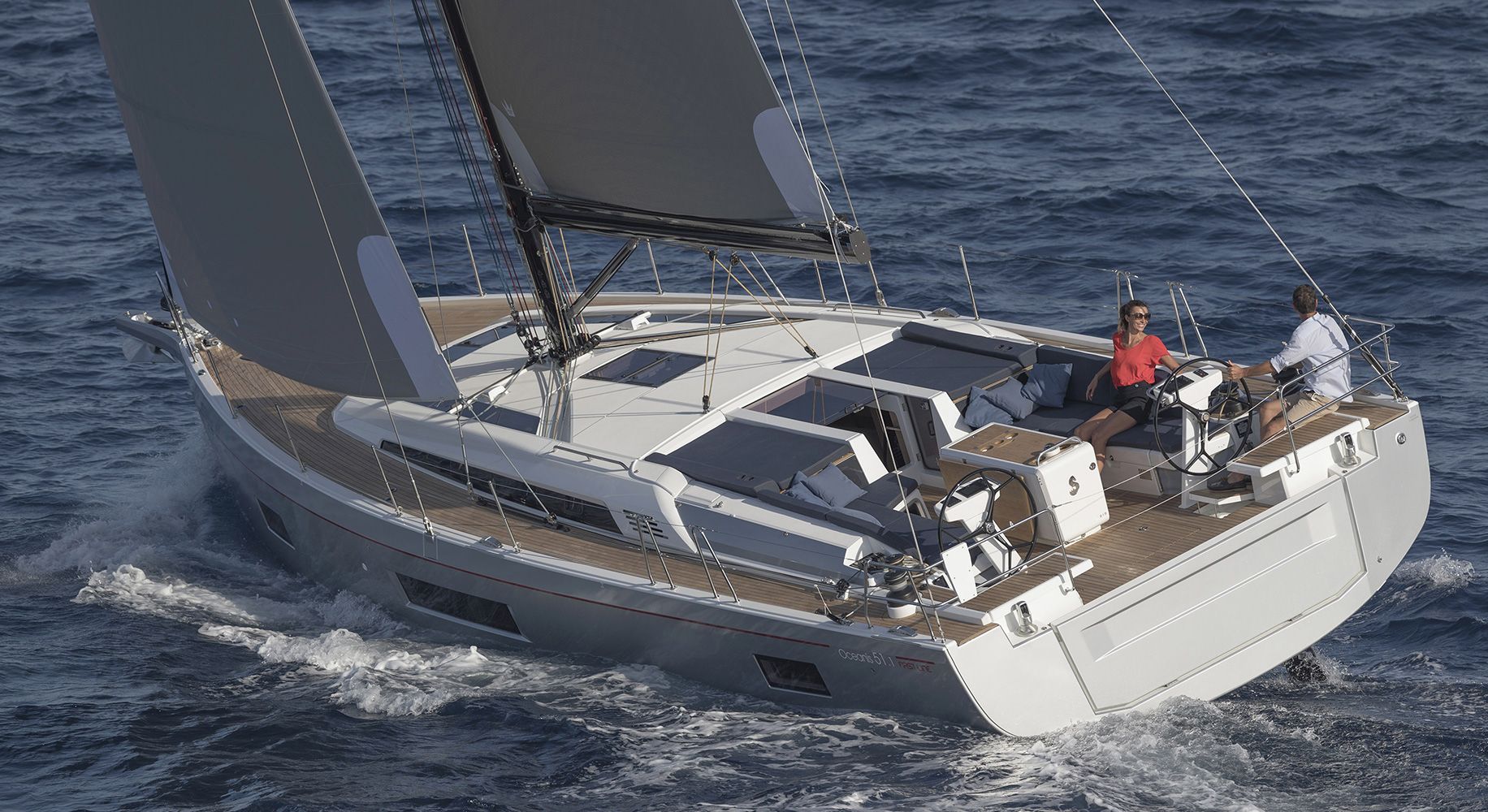 Un velero con cubierta amplia, varias zonas de estar y camarote.