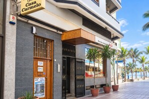A modern building with a sign for 'Casa Carmelo' and a visible entrance. - GuestReady - DiMar Sea View Premium (Las Palmas de Gran Canaria)