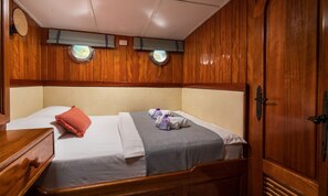 Room - Sun-Kissed Sailing Adventure in Split, Croatia (Split)