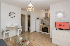 A modern apartment with a dining area, a kitchen, a living room, and a bathroom. - GuestReady - Cosy Bungalow with Pool and Terrace (Costa Calma)