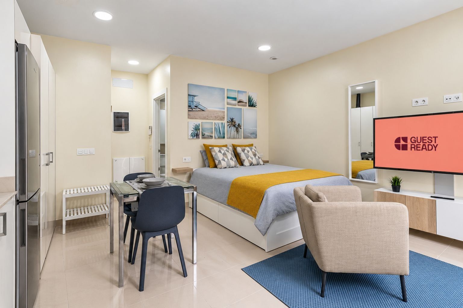 Une chambre d’hôtel moderne équipée d’un lit, d’un bureau, de chaises, d’une télévision et d’une pancarte indiquant « PRÊT POUR L’ARRIVÉE DES CLIENTS ».