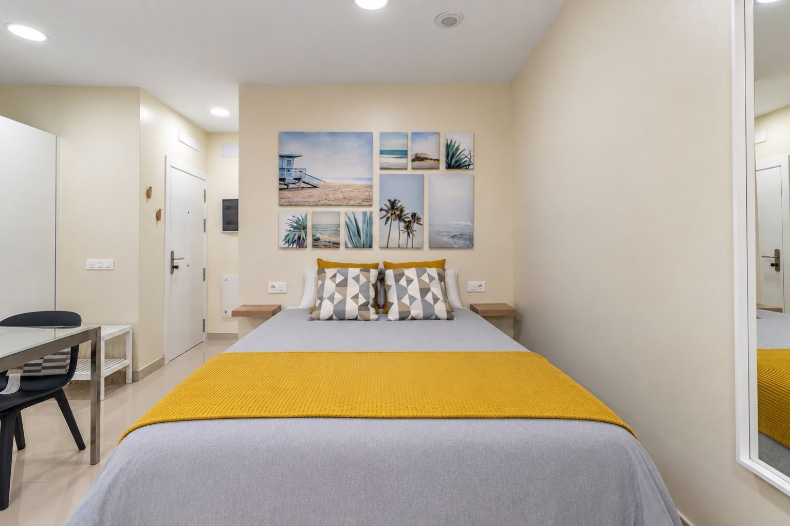 Quarto com cama, escrivaninha e cadeira.
