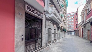 Una stretta via con un edificio con la scritta 'ROSAMAR' sulla sinistra.