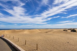 A desert landscape with sand dunes and a clear sky. - GuestReady - Alemania Villa Garden (San Bartolomé de Tirajana)