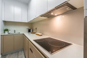 Wasserkocher mit Kaffee-/Teezubehör, Kühlschrank, Mikrowelle