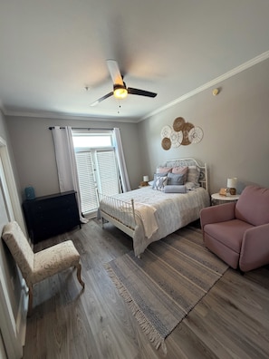 Iron/ironing board, WiFi, bed sheets - Downtown Atlanta Boho Oasis (Atlanta)