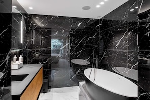 Douche, sèche-cheveux, serviettes fournies, savon