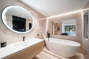 Shower, hair dryer, towels, soap - EXCEPTIONAL 200M² LUXURY APT, NESTLED ON THE PRESTIGIOUS BOULEVARD DE MONTFLEURY (Saint-Pierre-du-Mont)
