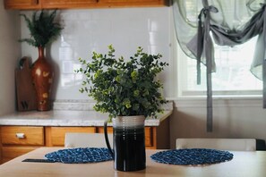 Dining - Tranquil 1-bedroom house in quiet residential neighborhood near the airport, (Charlotte)