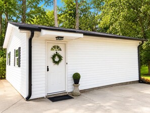 Exterior - Tranquil 1-bedroom house in quiet residential neighborhood near the airport, (Charlotte)