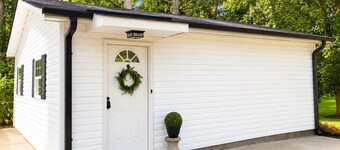 Tranquil 1-bedroom house in quiet residential neighborhood near the airport,