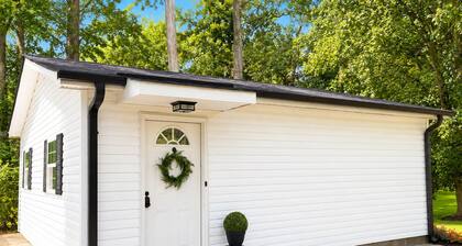 Tranquil 1-bedroom house in quiet residential neighborhood near the airport,