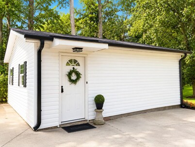Tranquil 1-bedroom house in quiet residential neighborhood near the airport,