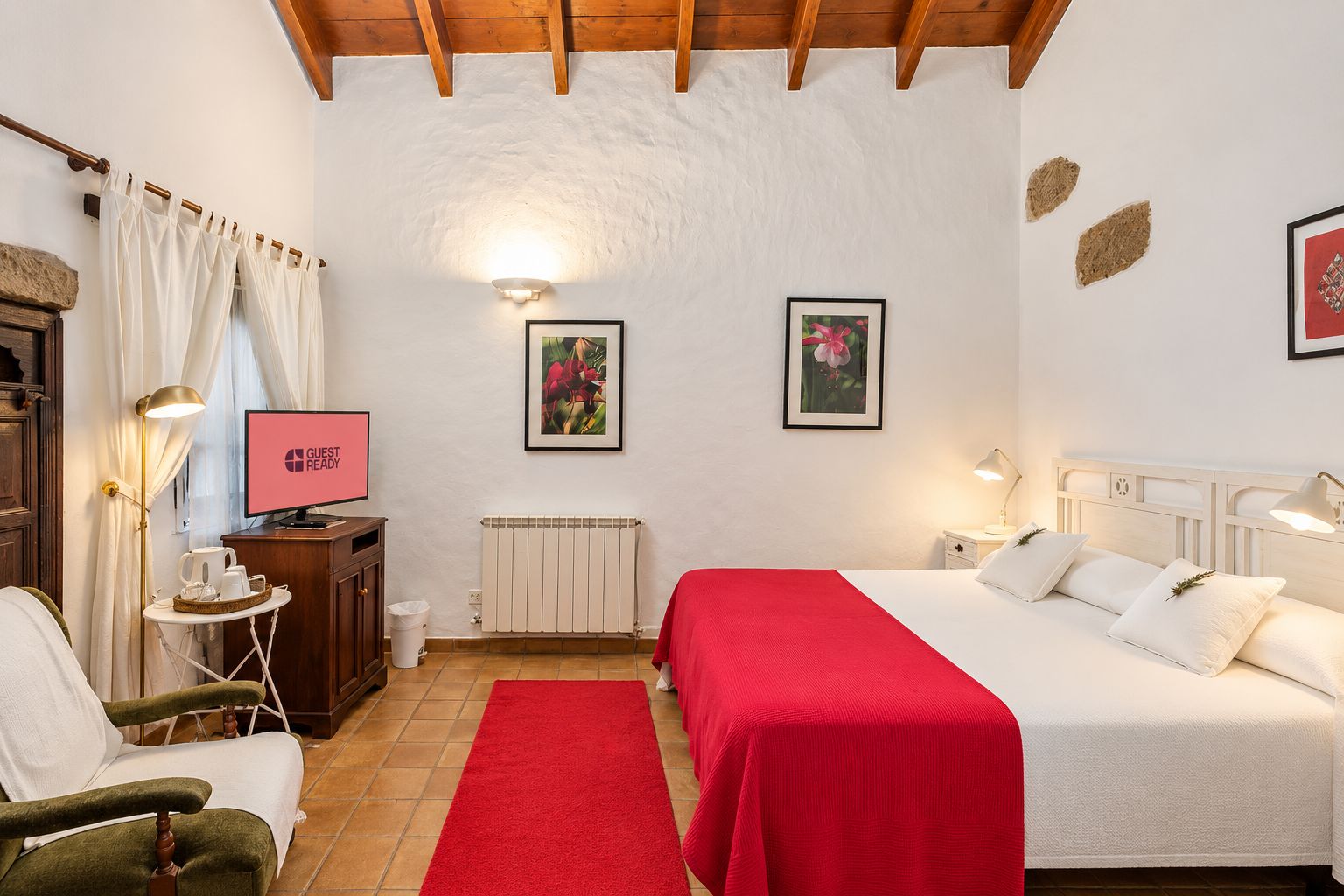 Een hotelkamer met een bed, bureau, stoel, televisie en radiator.