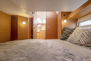 A cozy interior with a bed, wooden walls, and a window. - Sun-Kissed Sailing Adventure in Zadar, Croatia (Biograd na moru)